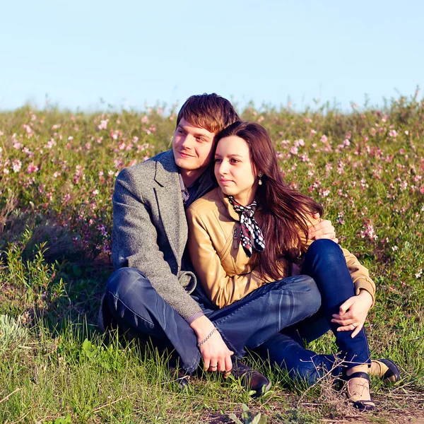Retrato ao ar livre de jovem casal — Fotografia de Stock