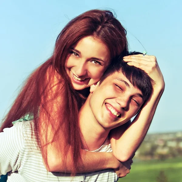 Joven chico y chica divirtiéndose en el verano al aire libre — Foto de Stock