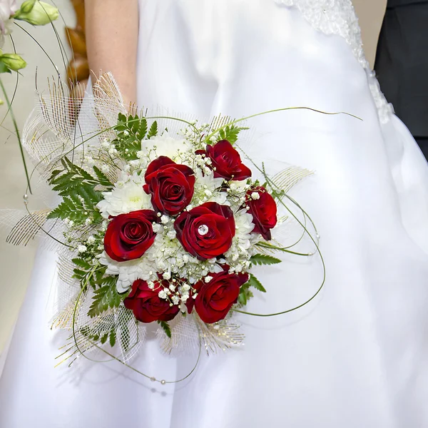 Bouquet of red roses in her hand the bride — Stock Photo, Image