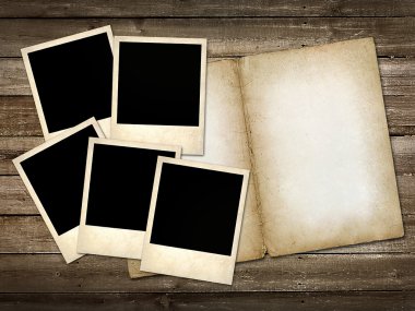 Mani tarzı polaroid fotoğraf ahşap zemin üzerinde