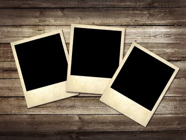 Polaroid-stili fotoğraf kırmızı gül ile keten zemin