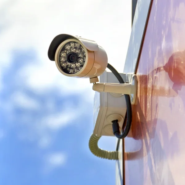 Videocamera di sorveglianza su un muro dell'edificio — Foto Stock