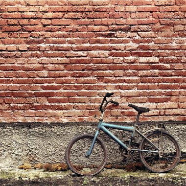 eski paslı vintage bisiklet bir tuğla duvara yaslanmış