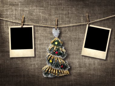eski stil fotoğrafları ve Noel ağacı clotheslin üzerinde asılı
