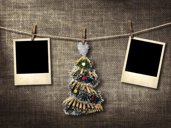 Fotografien im alten Stil und Weihnachtsbaum hängen an einer Wäscheleine — Stockfoto