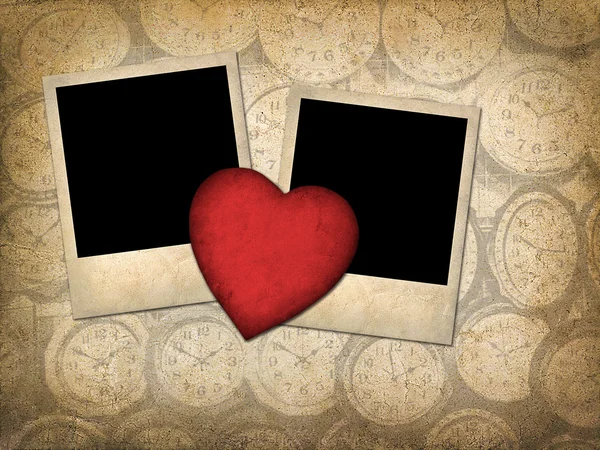 Kırmızı kağıt kalbi olan iki eski tip fotoğraf — Stok fotoğraf