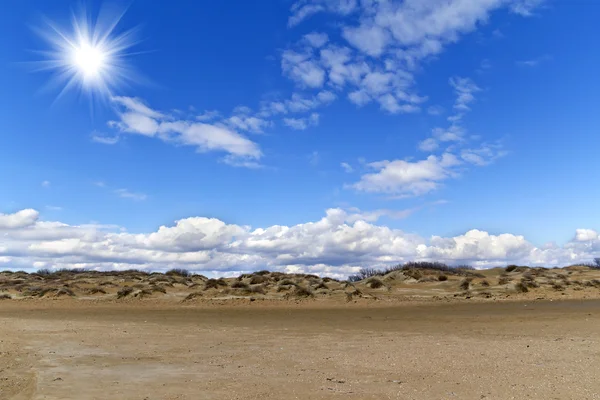 Zand heuvels en blauwe hemel met wolken — Stockfoto
