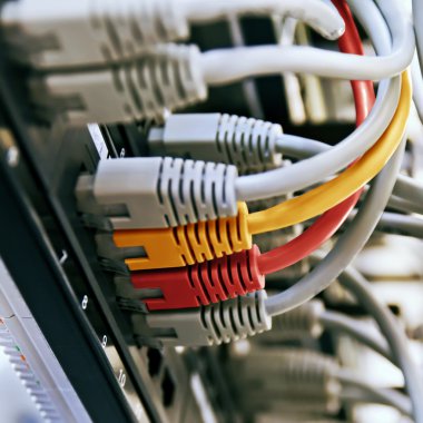 Patch panel sunucu rafı gri sarı ve kırmızı kabloları ile