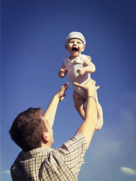 Padre gettare il bambino in aria — Foto Stock