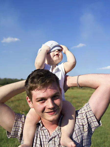 Father holds a small child on his shoulders — Stock Photo, Image