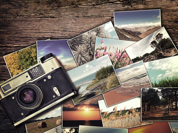 старая винтажная камера и фотографии на деревянном фоне
