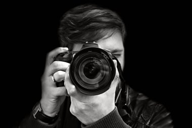 fotoğrafçı bir fotoğraf çeker. Önden Görünüm, yakın çekim