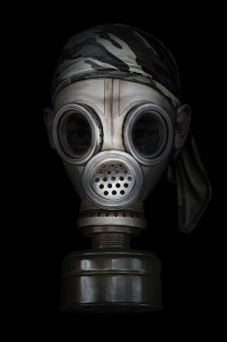 eski gaz maskesi siyah zemin