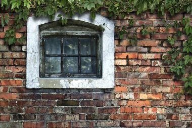 Arka planda grunge tarzında ahşap pencereli eski tuğla duvar