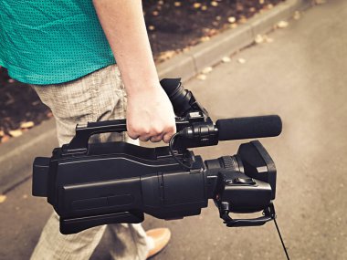 Eski bir video kameralı adam, kapat.