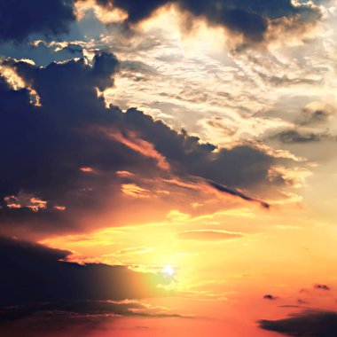 Günbatımında cirrus bulutlar gökyüzü