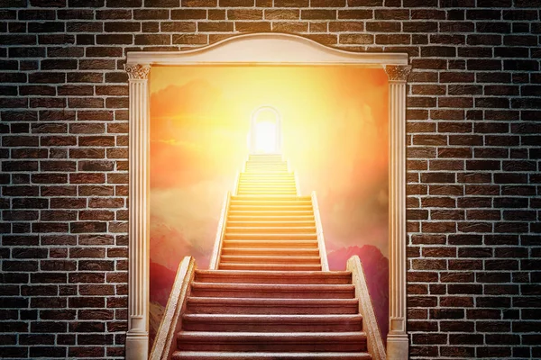 Escalera Que Sube Puerta Doble Hoja Blanca Pared Ladrillo Vieja — Foto de Stock