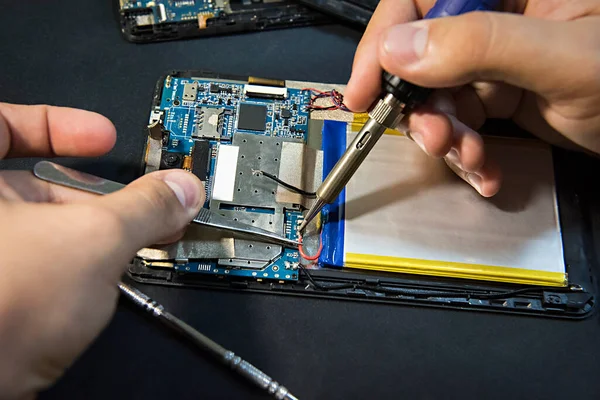 Reparation Tabletter Lödning Batterikontakter — Stockfoto