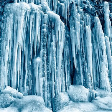 Donmuş küçük dağ şelalesi. Yaklaş.