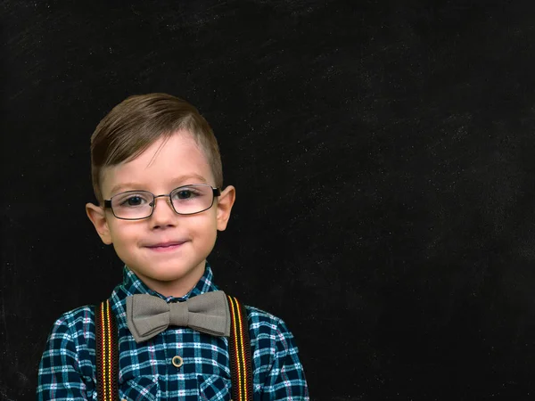 学校の理事会で眼鏡をかけた少年 — ストック写真