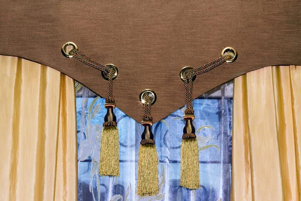 Ventana Con Tul Decorada Con Cortinas Con Borlas — Foto de Stock