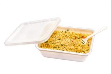 Beyaz arka planda izole edilmiş hazır erişteli plastik kap..