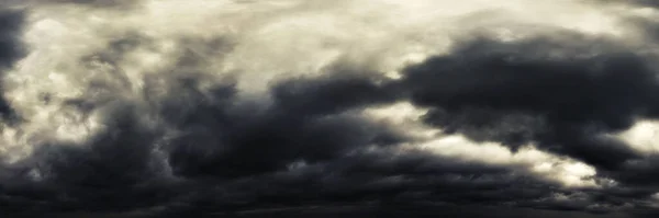Dramatisk Mörk Stormig Himmel Med Regn Moln Som Bakgrund — Stockfoto