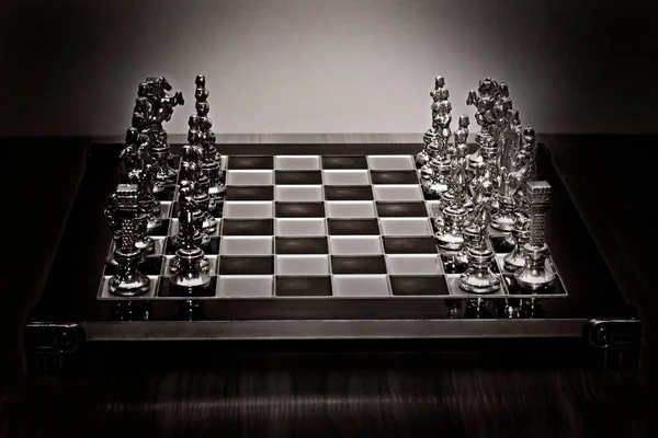 Lesklý Šachovnici Obsazení Kovových Figurek — Stock fotografie