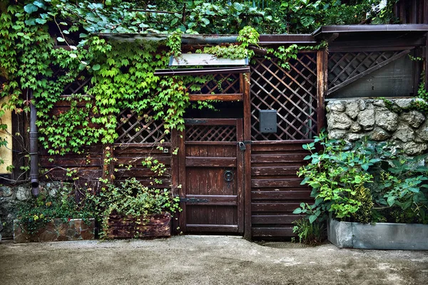 木製の門が通りから古い中庭に入り — ストック写真