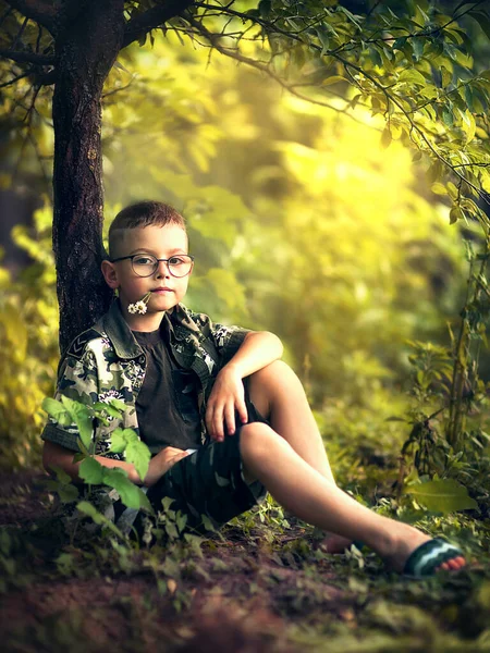 Anak Itu Duduk Bawah Pohon Hutan — Stok Foto