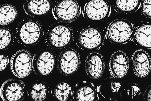 Μαύρο Και Άσπρο Vintage Ρολόι Τοίχου Φόντο — Φωτογραφία Αρχείου