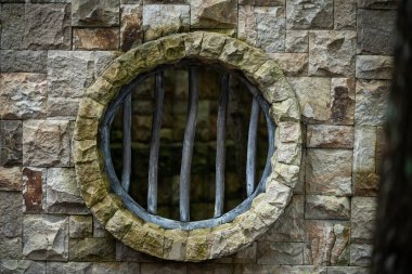 Bahçedeki eski ahşap pencere.