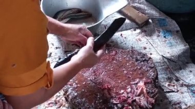 Kadınların elleri yan yemeklere işlenecek balıkları temizliyor.