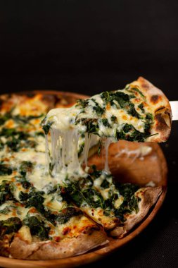 Eritilmiş peynirli, sebzeli pizza dilimi, hafif atış tekniği..