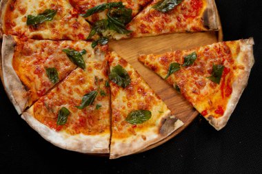 Pastırma ve pepperonili bir dilim lüks pizza.