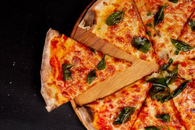 Pastırma ve pepperonili bir dilim lüks pizza.