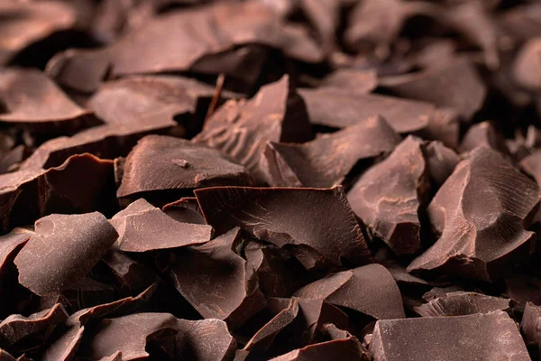 壊れたチョコレートを山の上から 甘い食べ物の背景 — ストック写真