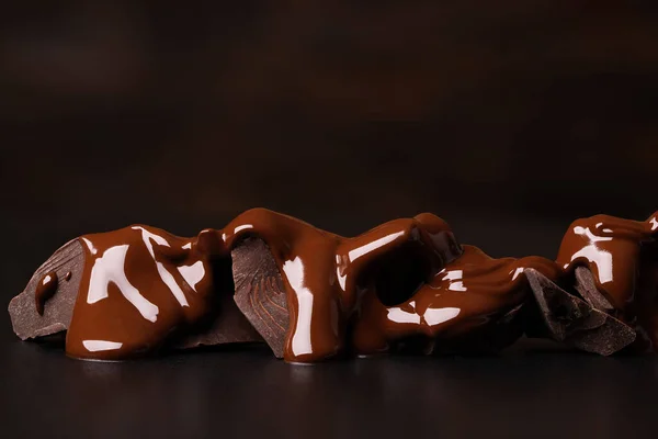 Pezzi Cioccolato Fondente Ricoperti Cacao Fuso Sul Tavolo Nero Dolce — Foto Stock