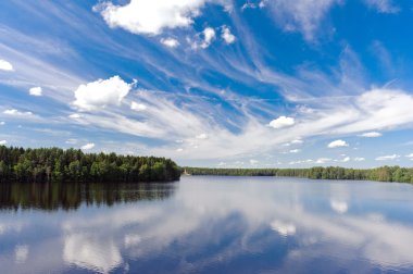 ahşap bir Ortodoks Kilisesi ile peyzaj.