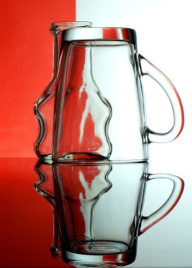 Renkli arkaplanda cam kadehler