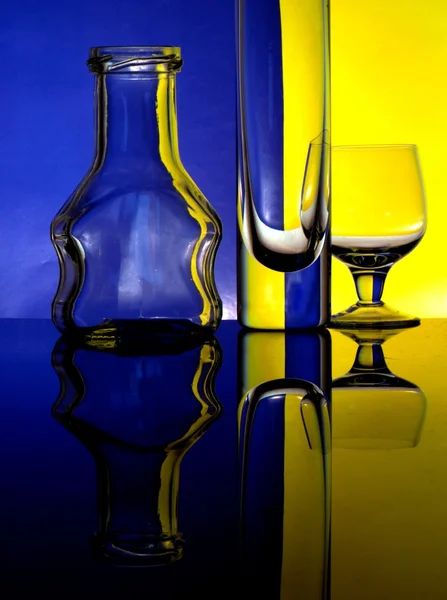 Taças de vidro em um fundo colorido — Fotografia de Stock