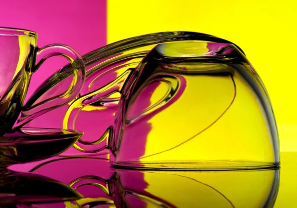 Gobelets en verre sur un fond coloré — Photo