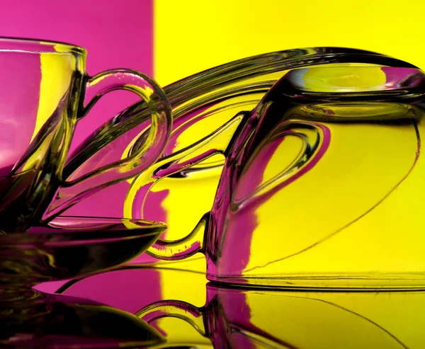 Glasbecher auf farbigem Hintergrund — Stockfoto