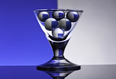 Renkli arkaplanda cam kadehler