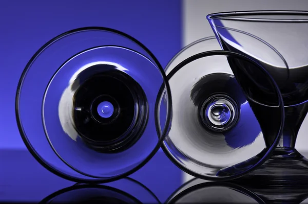 Glasbecher auf farbigem Hintergrund — Stockfoto