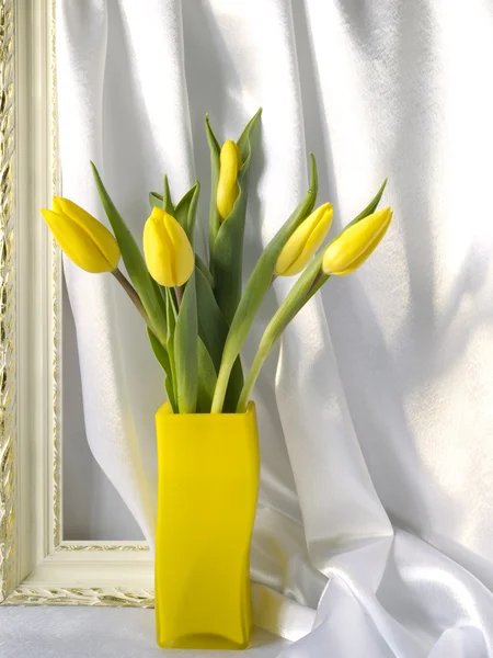Tulipanes en un jarrón —  Fotos de Stock