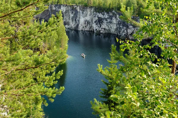 Carrière de marbre Ruskeala dans la journée ensoleillée d'été — Photo