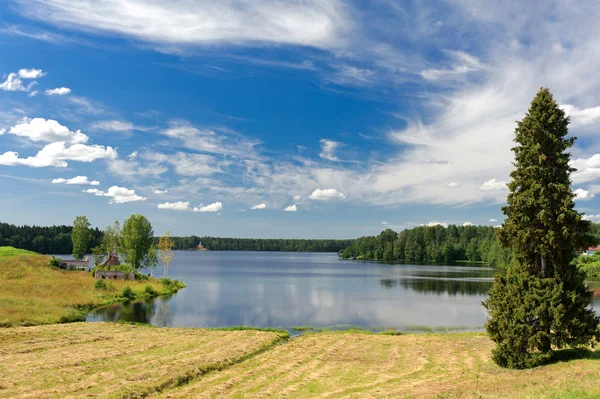 Paysage avec une église orthodoxe en bois . — Photo