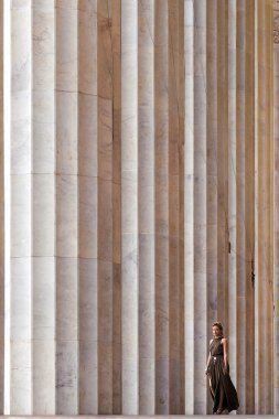 Kızın sütunlar çalışır