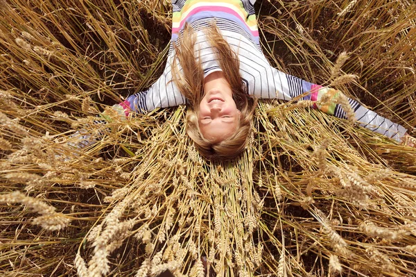 Girl in the field — Stock Photo, Image